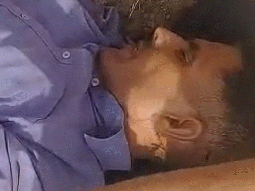 चाचा भागाराम पर सगे भतीजों ने कुल्हाड़ी से हमला किया। जिससे सिर में गंभीर चोट आई है। आरोपियों ने पीड़ित का हाथ भी तोड़ दिया।