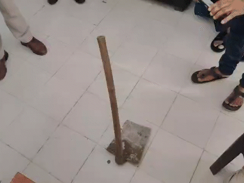 पुलिस ने शव को बाहर निकला। आरोपी ने फावड़े से खेत में गड्ढा किया था।