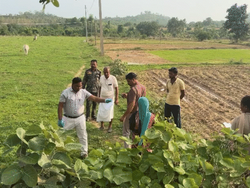 फोरेंसिक टीम ने घटनास्थल से सबूत जुटाए।