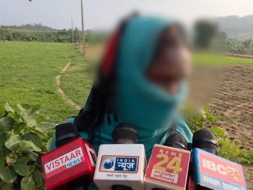 पीड़ित महिला खेत की जुताई का पैसा देकर पैदल घर लौट रही थी।
