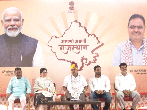 कर्मचारियों ने सीएम का स्वागत किया।