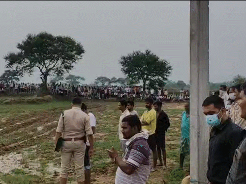पुलिस के पहुंचने के बाद मौके पर ग्रामीणों की भीड़ लग गई।