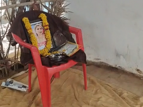 लक्ष्मी की डिलीवरी के दौरान मौत हो गई थी।