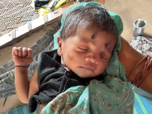 लक्ष्मी का नवजात बेटा जब रोता है तो उसे बकरी का दूध पिलाया जाता है।