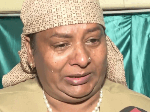 कैशियर जानकी दास की पत्नी हिना ने रो-रोकर चंडीगढ़ पुलिस की कार्यशैली के खिलाफ नाराजगी जताई। उनके पति की 13 जून को मेडिकल स्टोर में गोलियां मारकर हत्या कर दी गई थी। - Dainik Bhaskar