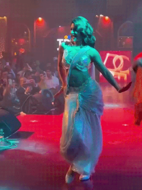 परफॉर्मेंस के दौरान डांस करतीं जैकलीन फर्नांडीज।