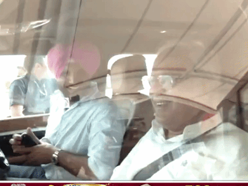 पंजाब कांग्रेस के प्रभारी भूपेश बघेल प्रधान अमरिंदर राजा वड़िंग के साथ डिफेंडर गाड़ी में एयरपोर्ट पहुंचे।