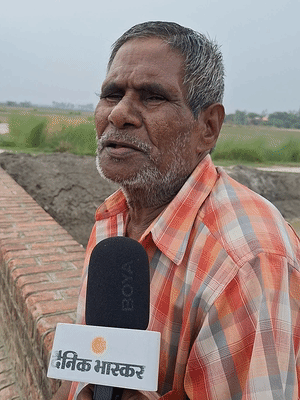 राम बहादुर ने बताया कि पूरे गांव में इस बात की चर्चा है, लेकिन कोई खुलकर कुछ नहीं बोल रहा है. हर कोई गुस्से में है.
