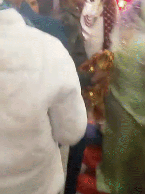 ये तस्वीर अमित की शादी की है. यह कार्यक्रम बड़े ही धूमधाम से मनाया जा रहा है.
