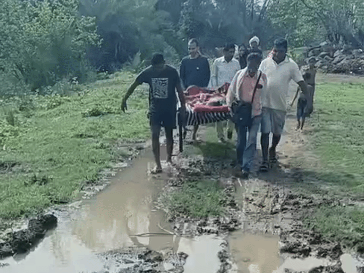 गांव को मुख्य सड़क से जोड़ने वाली सड़क बारिश के बाद खराब हो जाती है।