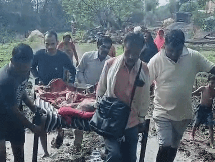 सड़क की हालत इतनी खराब है कि वहां एंबुलेंस भी नहीं जा सकती.