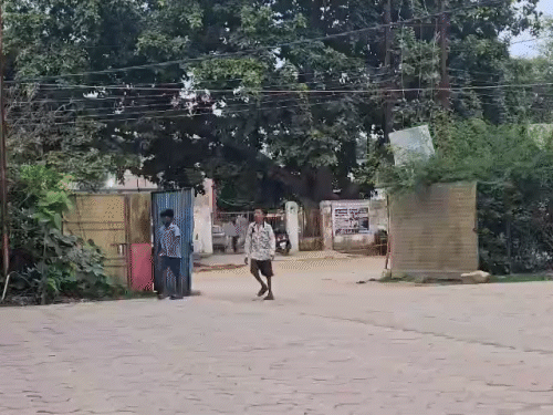 विवाद में शामिल एक वाहन भी जब्त किया गया है।