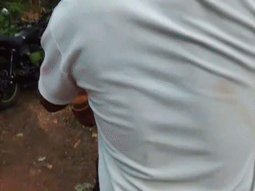 स्थानीय लोगों के वीडियो बनाने पर भड़का युवक।
