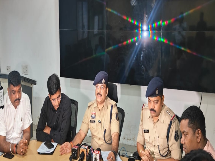 आरोपियों की गिरफ्तारी पर जानकारी देते हुए पुलिस अधिकारी।