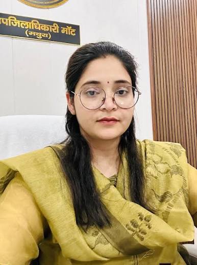 मथुरा की उपजिलाधिकारी दीपिका मेहर को शामली भेजा गया है।