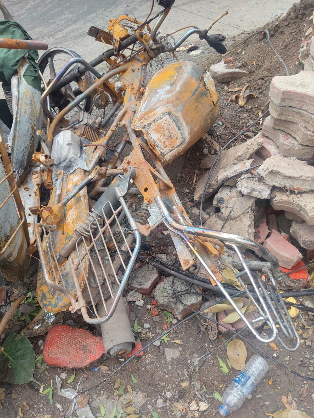 हादसे में लल्ला की बाइक पूरी तरह जल गई