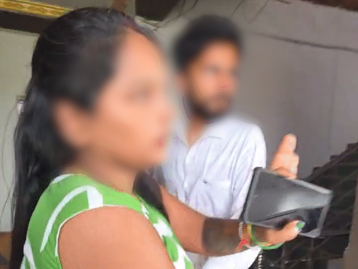 पति को होटल से पकड़कर कमरे से बाहर ले गई।