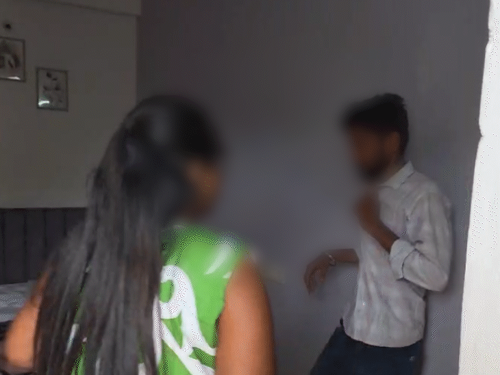 होटल में एक लड़की के साथ पति को देखकर गुस्से में आकर उसकी पिटाई कर दी।