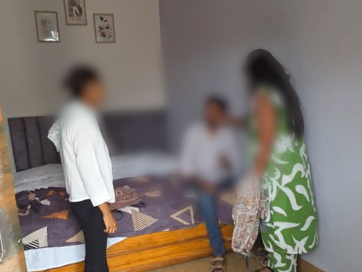 युवक के साथ होटल में मिली लड़की।