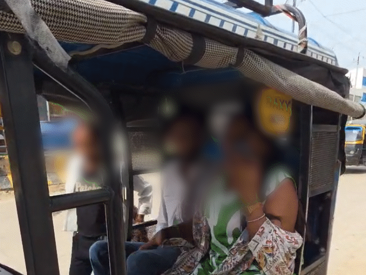पत्नी अपने पति और उसकी गर्लफ्रेंड को ऑटो में ले जा रही है.