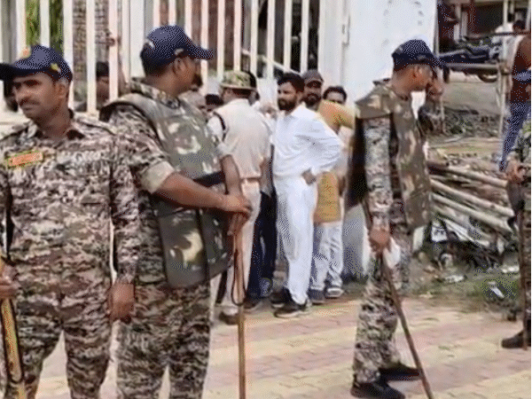दिन में प्रदर्शनकारी आराम करते नजर आए।