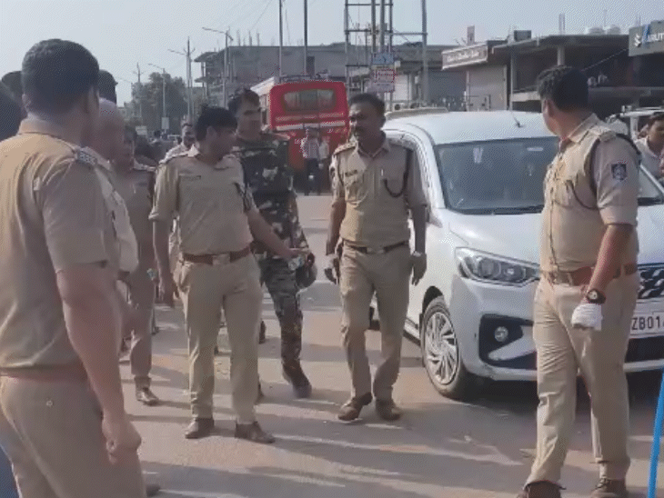 हालात को देखते हुए मौके पर बड़ी संख्या में पुलिस फोर्स तैनात की गई।