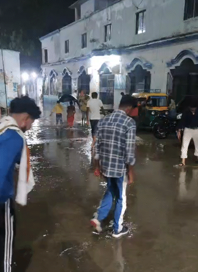सीवान में देर रात तेज बारिश के बाद सदर अस्पताल में पानी भर गया।