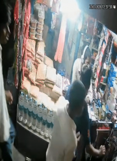 पहला कैमरा- जंक्शन के पास स्थित एक दुकान में बंटी के साथ सभी मारपीट करते दिखे।