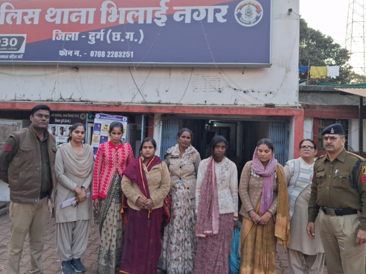 दुर्ग पुलिस ने धीरेन्द्र शास्त्री की कथा से पहले 9 संदिग्ध महिलाओं को हिरासत में लिया था।