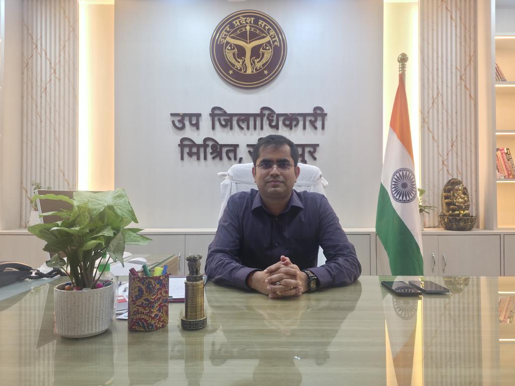 सीतापुर की मिश्रिख तहसील के SDM अभिनव यादव को जालौन भेजा गया है।