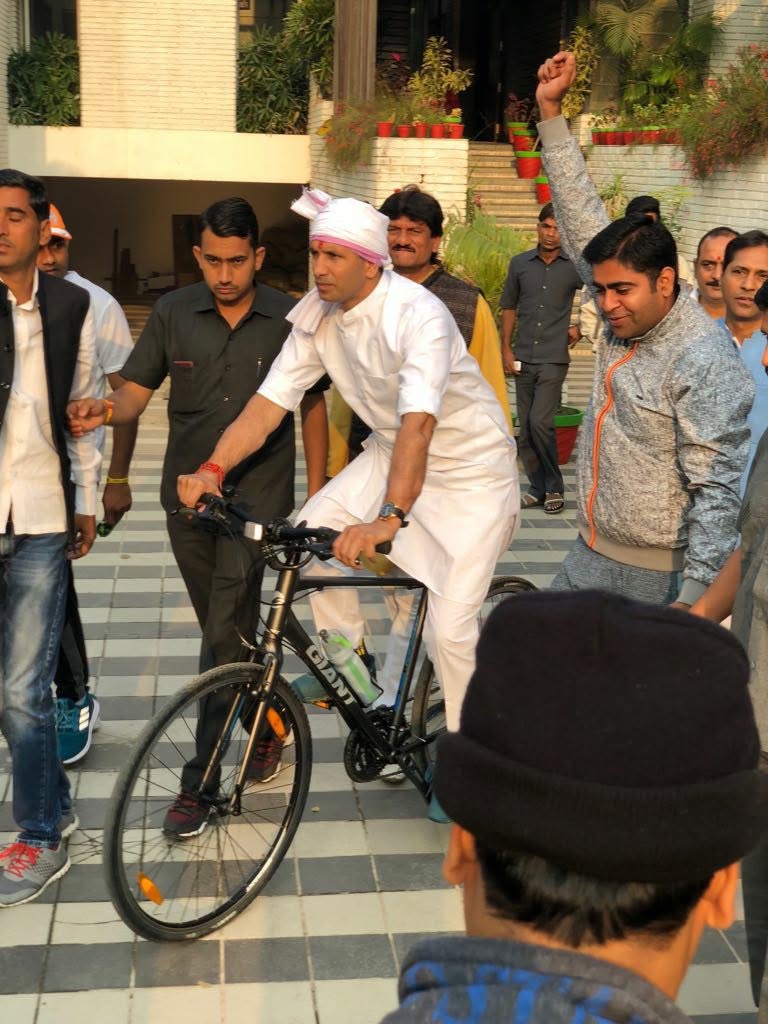 जीतू पटवारी साइकिल चलाते हुए। -फाइल