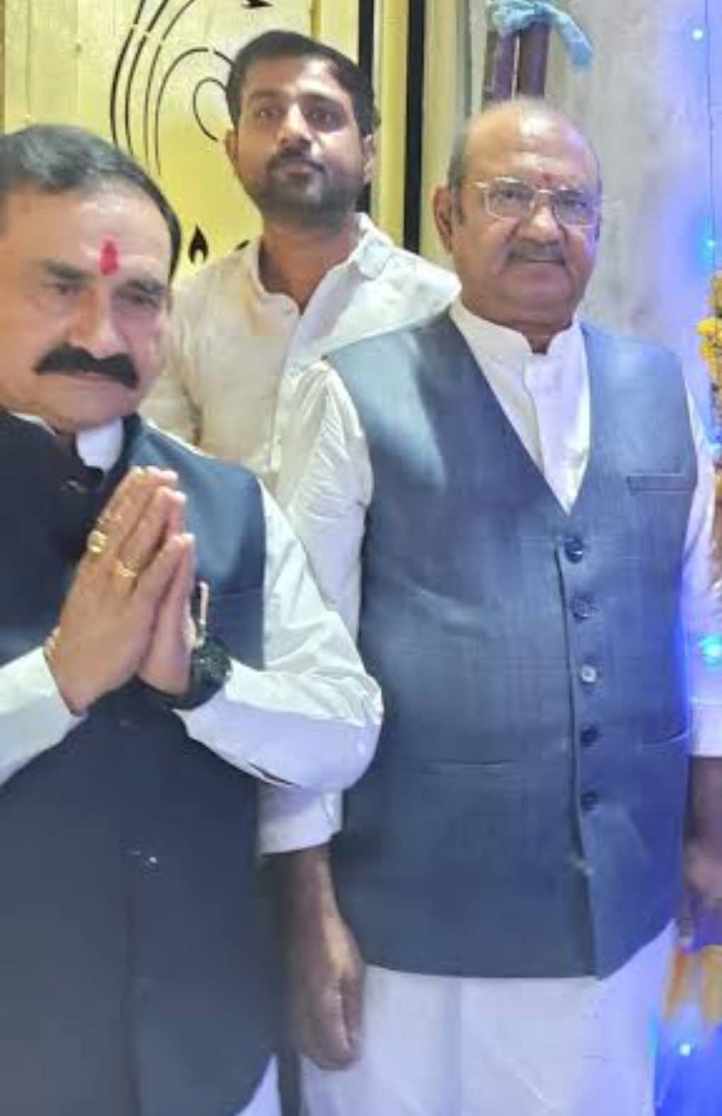 नरोत्तम मिश्रा और घनश्याम सिंह की एक पुरानी तस्वीर वायरल हो रही है.
