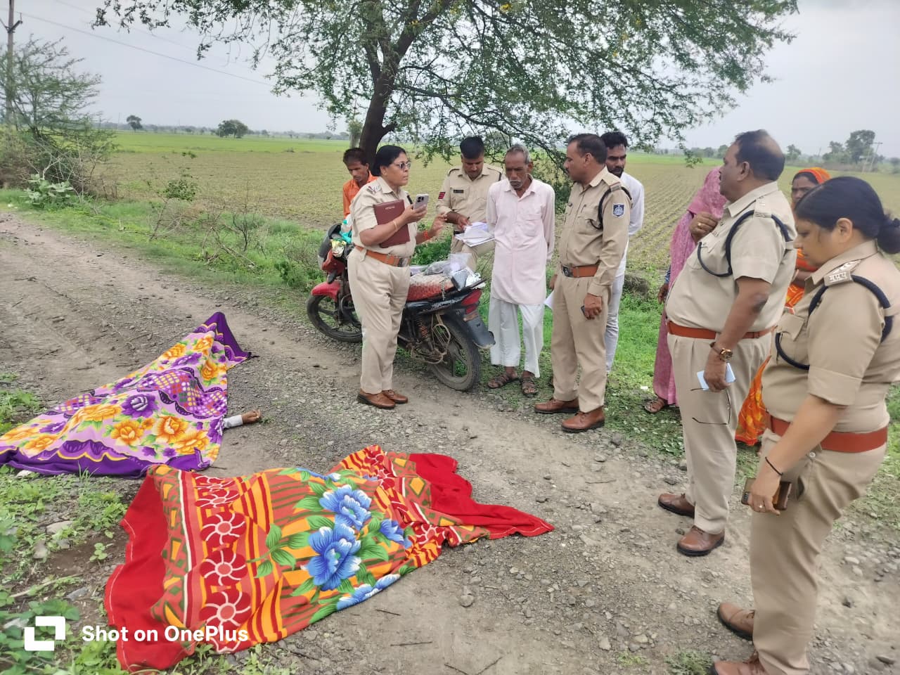 शवों के मिलने के बाद पुलिस ने जांच शुरू कर दी है।