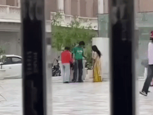 युवक युवतियों को रोकता रहा। वह नहीं मानी।
