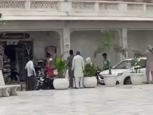 एक युवती के भागते ही दूसरी उसके पीछे दौड़ पड़ी।