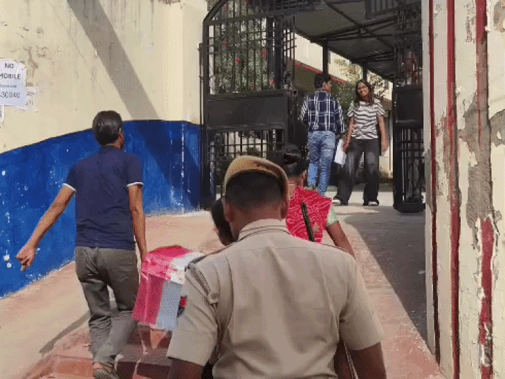 कड़ी सुरक्षा के बीच सभी सेंटर्स पर 1 घंटे पहले एग्जाम के पेपर पहुंचाए गए।