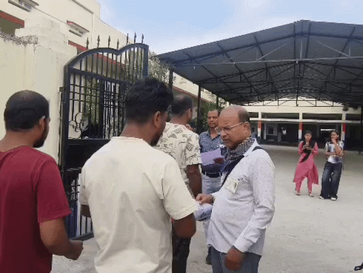 एडमिट कार्ड और ओरिजनल आईडी से मिलान होने के बाद मेटल डिटेक्टर से जांच की गई।