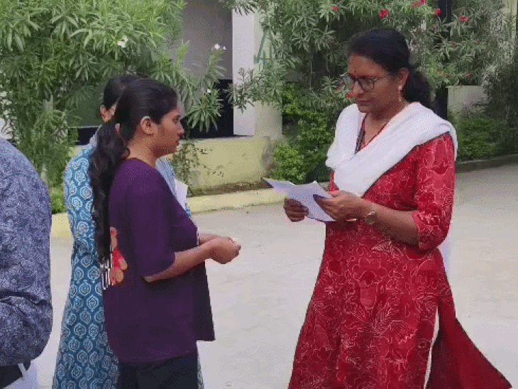 सभी सेंटर्स पर महिला अभ्यर्थियों के लिए अलग व्यवस्थाएं की गई।