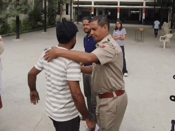 पुलिसकर्मियों ने भी मेटल डिटेक्टर से जांच के बाद अभ्यर्थियों को अंदर जाने की अनुमति दी।