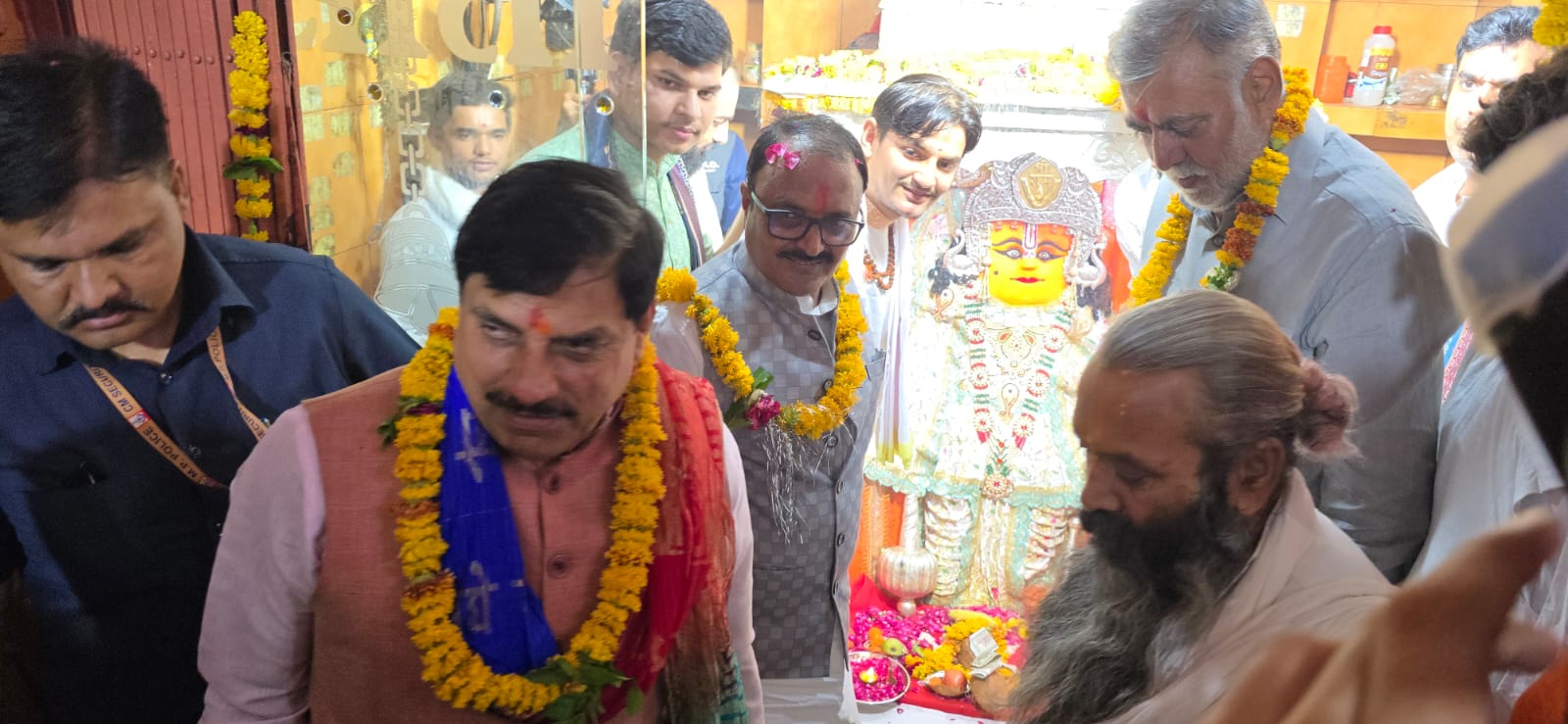 सीएम जब मंदिर के महंत से मिले तब भी युवक परिसर में ही था।