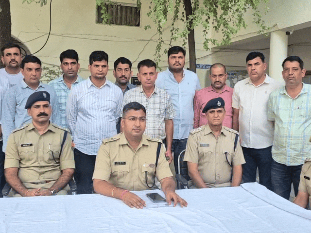 प्रेस कॉन्फ्रेंस कर झुंझुनूं पुलिस अधीक्षक ने सारी वारदात की जानकारी दी और अब वारदात में इस्तेमाल हुए हथियार भी कब्जे में ले लिए हैं।