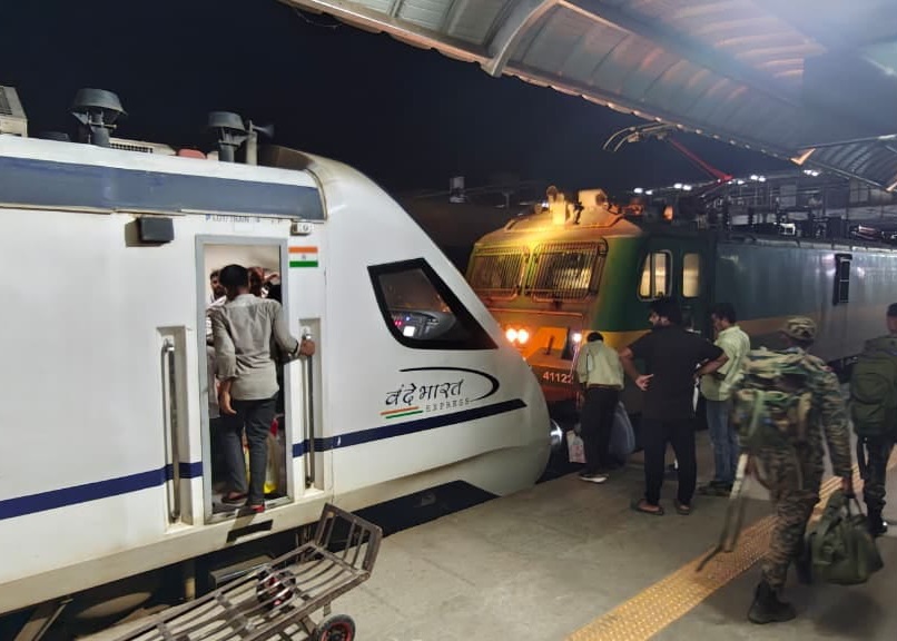 मालगाड़ी के इंजन से वंदे भारत एक्सप्रेस चली।