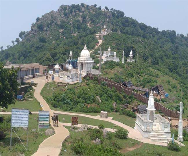 इस पुण्य क्षेत्र में जैन धर्म के 24 में से 20 तीर्थंकरों ने मोक्ष की प्राप्ति की। यहां पर 23वें तीर्थकर भगवान पार्श्वनाथ ने भी निर्वाण प्राप्त किया था।