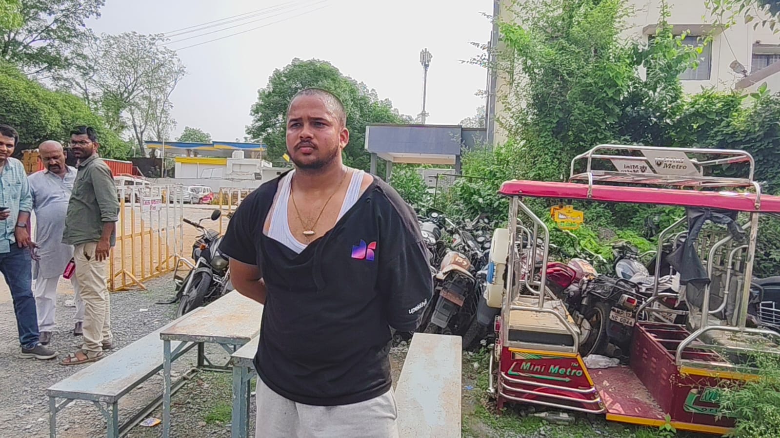 मारपीट के दौरान युवक की टीशर्ट भी फट गए।