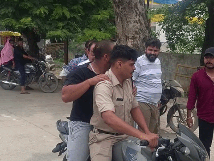 युवक को पीटता वकील।