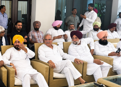 चंडीगढ़ में शनिवार को राणा गुरजीत के घर मीटिंग हुई। इसमें AICC प्रभारी भूपेश बघेल के साथ बैठे चन्नी और रंधावा।