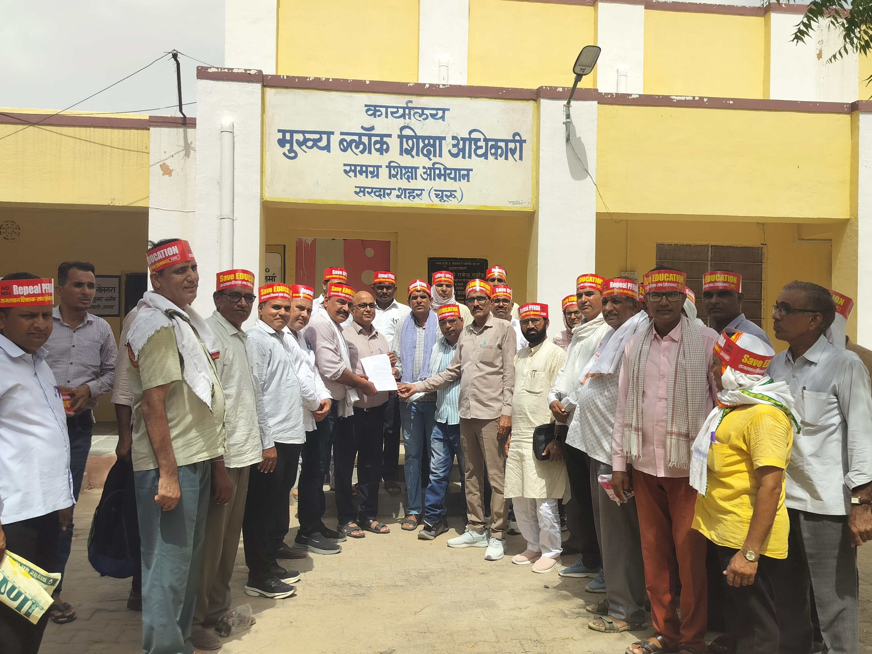 ब्लॉक मंत्री गजानंद मेघवाल और कार्यकारी अध्यक्ष राकेश प्रजापत के नेतृत्व में शिक्षकों ने मुख्यमंत्री के नाम मुख्य ब्लॉक शिक्षा अधिकारी को ज्ञापन सौंपा