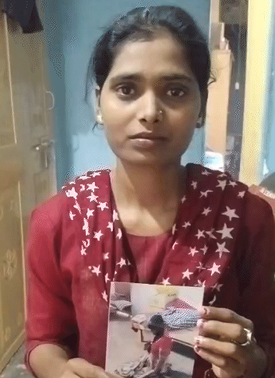 मां रिंकू देवी की तस्वीर के साथ उनकी बेटी तेजस्विनी। तस्वीर में दिख रहा है कि रिंकू देवी की लाश जमीन पर बैठी हुई अवस्था में थी।