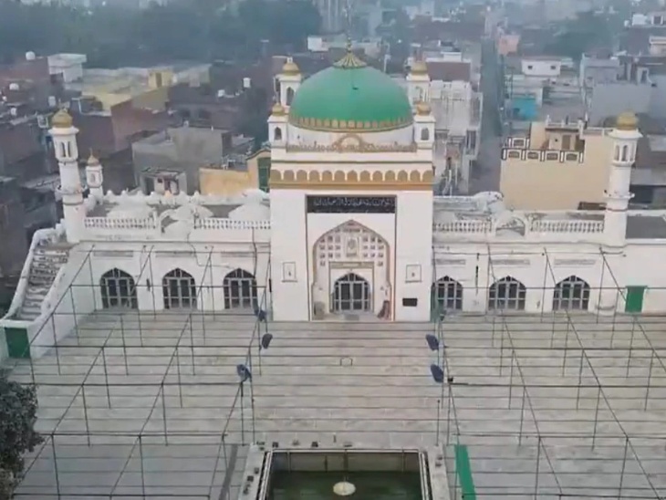 यह तस्वीर संभल की शाही जामा मस्जिद की है। हिंदू पक्ष का दावा है कि यहां मंदिर हुआ करता था।