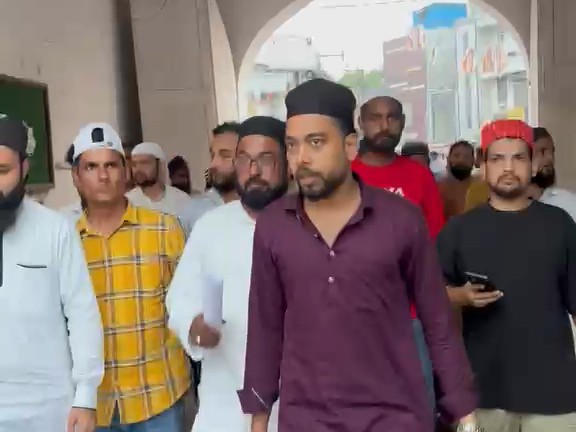 मौलाना क़ादरी ने प्रशासन से मामले की जांच कर आवश्यक कानूनी कार्रवाई करने का आग्रह किया।